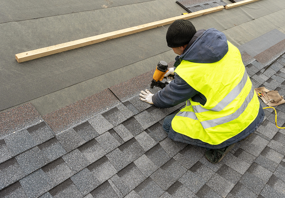 Roofing contractor installing asphalt roof shingles in Sheboygan, WI